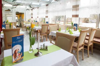 Ein Restaurant oder anderes Speiselokal in der Unterkunft Hotel Heinz