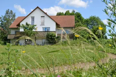 Ein Garten an der Unterkunft Ferienwohnung Hopfennest