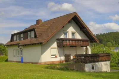 Das Gebäude in dem sich die Ferienwohnung befindet