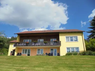 Das Gebäude in dem sich die Ferienwohnung befindet