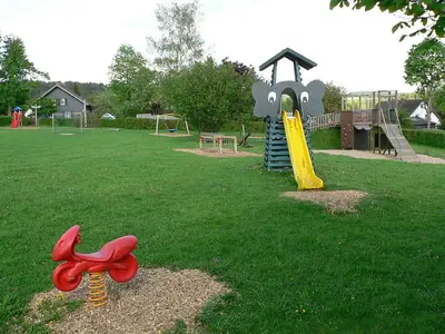Ein Kinderspielbereich in der Unterkunft Ferienwohnung Brunner - Haus am See