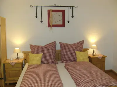 Ein Bett oder Betten in einem Zimmer der Unterkunft Zum Egerländer Fachwerkhof