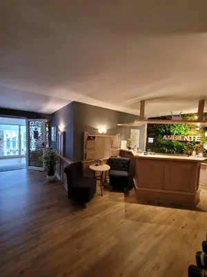 Ein Restaurant oder anderes Speiselokal in der Unterkunft Ambiente Hotel garni