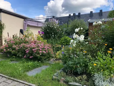 Ein Garten an der Unterkunft Am Dürrenbachtal