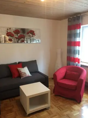 Ein Sitzbereich in der Unterkunft Ferienwohnung Im Grünen