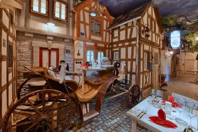 Ein Restaurant oder anderes Speiselokal in der Unterkunft digitales Event & Hochzeitshotel Zum grünen Baum