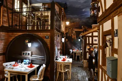 Ein Restaurant oder anderes Speiselokal in der Unterkunft digitales Event & Hochzeitshotel Zum grünen Baum