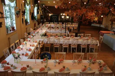 Ein Restaurant oder anderes Speiselokal in der Unterkunft digitales Event & Hochzeitshotel Zum grünen Baum