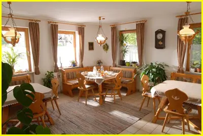 Ein Sitzbereich in der Unterkunft Gästehaus Sonneck