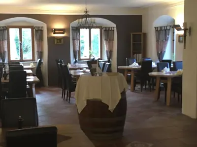 Ein Restaurant oder anderes Speiselokal in der Unterkunft Alter Pfarrhof