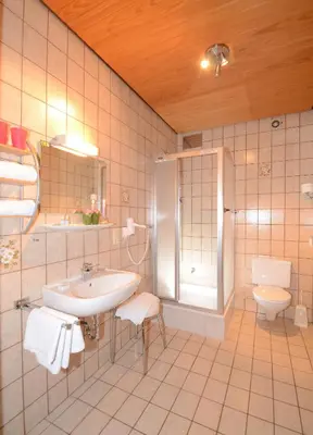 Ein Badezimmer in der Unterkunft Gasthof zur Post Hotel und Parkplatz