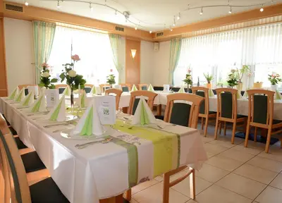 Ein Restaurant oder anderes Speiselokal in der Unterkunft Gasthof zur Post Hotel und Parkplatz