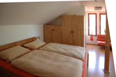 Ein Bett oder Betten in einem Zimmer der Unterkunft Ferienwohnung Langenstadt