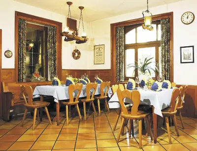 Ein Restaurant oder anderes Speiselokal in der Unterkunft Gasthaus Merkel Hotel