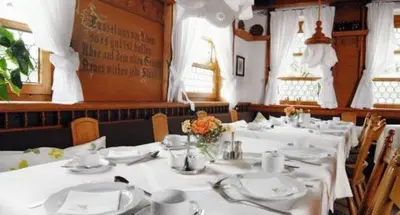 Ein Restaurant oder anderes Speiselokal in der Unterkunft Hotel Wiesend