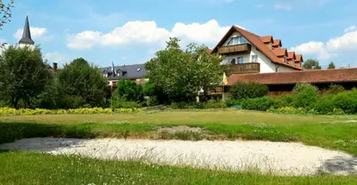Ein Garten an der Unterkunft Hotel Wiesend