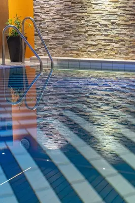 Der Swimmingpool an oder in der Nähe von Hotel Wolfringmühle