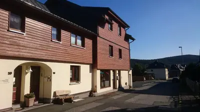 Das Gebäude in dem sich die Ferienwohnung befindet