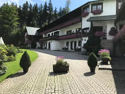 Ein Garten an der Unterkunft Landhaus Preißinger