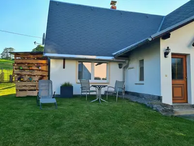 Das Gebäude in dem sich das Ferienhaus befindet
