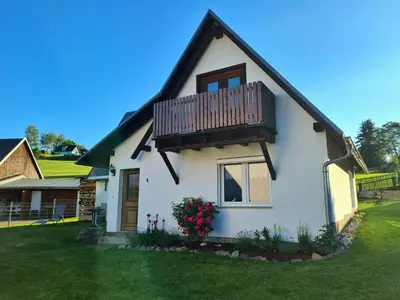 Das Gebäude in dem sich das Ferienhaus befindet