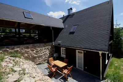 Das Gebäude in dem sich das Ferienhaus befindet
