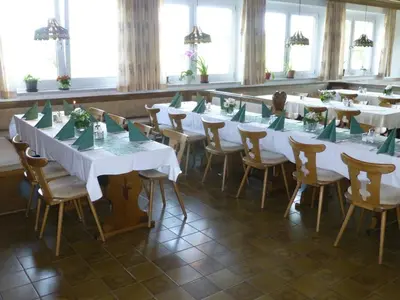 Ein Restaurant oder anderes Speiselokal in der Unterkunft Landgasthof 