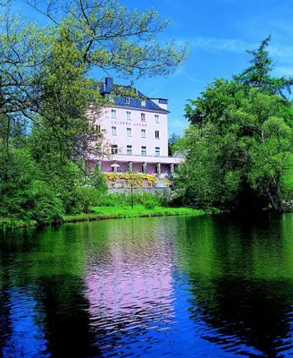 Blick auf einen Fluss in der Nähe des Hotels