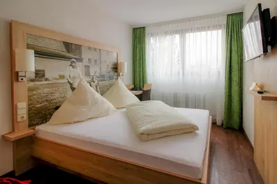 Ein Bett oder Betten in einem Zimmer der Unterkunft Landhotel Schnupp