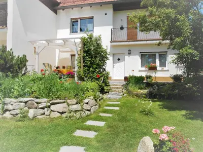 Ein Garten an der Unterkunft Ferienwohnung Arnold