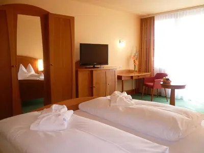 Ein Bett oder Betten in einem Zimmer der Unterkunft Gesundheitshotel Weißenstadt am See