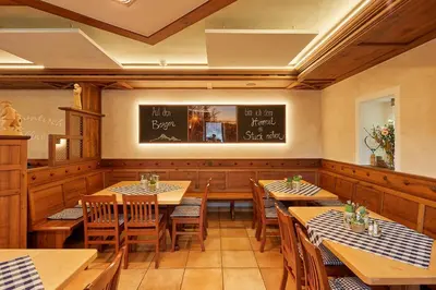 Ein Restaurant oder anderes Speiselokal in der Unterkunft Hotel-Gasthof-Fellner