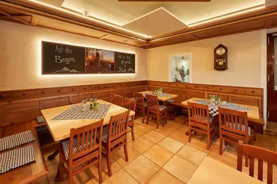 Ein Restaurant oder anderes Speiselokal in der Unterkunft Hotel-Gasthof-Fellner