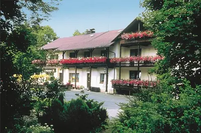 Ein Garten an der Unterkunft Landhaus-Pension Zum Waffenschmied