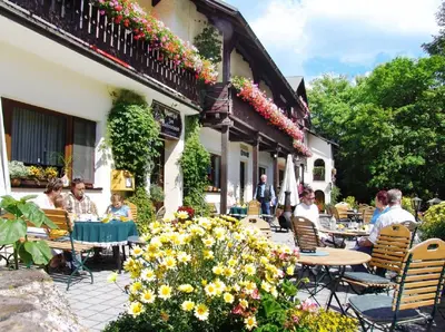 Ein Restaurant oder anderes Speiselokal in der Unterkunft Landhaus-Pension Zum Waffenschmied
