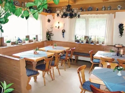 Ein Restaurant oder anderes Speiselokal in der Unterkunft Landhaus-Pension Zum Waffenschmied