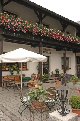 Ein Restaurant oder anderes Speiselokal in der Unterkunft Landhaus-Pension Zum Waffenschmied