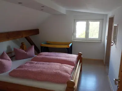 Ein Bett oder Betten in einem Zimmer der Unterkunft Ferienwohnung Körnerberg