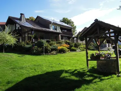 Ein Garten an der Unterkunft Ferienwohnung Bayer