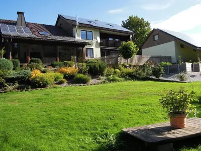 Ein Garten an der Unterkunft Ferienwohnung Bayer