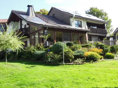 Ein Garten an der Unterkunft Ferienwohnung Bayer