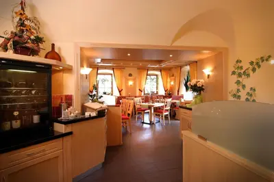 Ein Restaurant oder anderes Speiselokal in der Unterkunft Landgasthof Reichsadler
