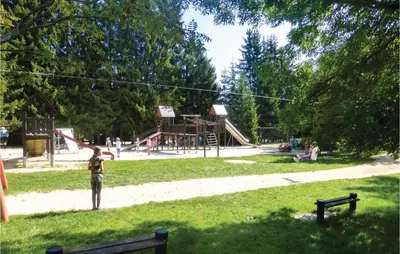 Ein Kinderspielbereich in der Unterkunft Cozy Apartment In Auerbach Ot Grünheide