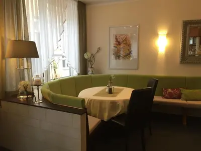 Ein Sitzbereich in der Unterkunft Hotel Kronprinz