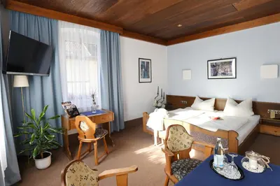 Ein Bett oder Betten in einem Zimmer der Unterkunft Gasthof & Hotel Goldener Hirsch