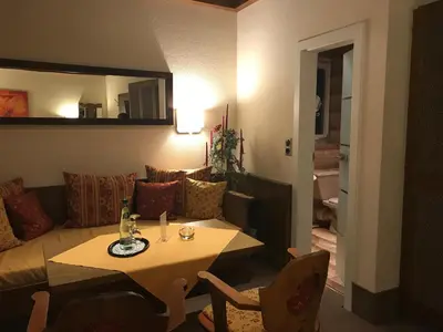 Ein Sitzbereich in der Unterkunft Gasthof & Hotel Goldener Hirsch
