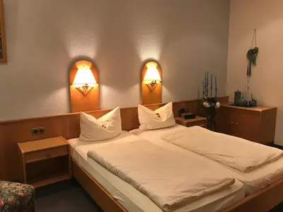 Ein Bett oder Betten in einem Zimmer der Unterkunft Gasthof & Hotel Goldener Hirsch