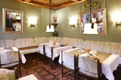 Ein Sitzbereich in der Unterkunft Gasthof & Hotel Goldener Hirsch