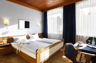 Ein Bett oder Betten in einem Zimmer der Unterkunft Gasthof & Hotel Goldener Hirsch