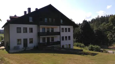 Das Gebäude in dem sich die Ferienwohnung befindet